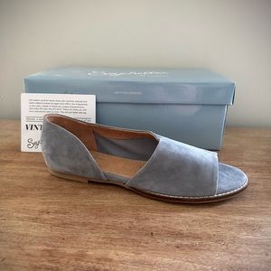 Brand New Seychelles Passort flat in blue/gray suede